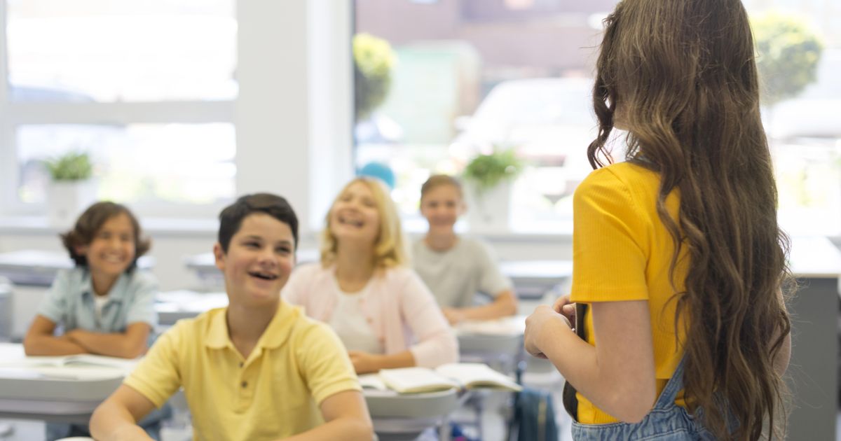 Modificari privind bursele de merit: elevii de la scolile private si confesionale sa fie luati in calcul la acordarea burselor