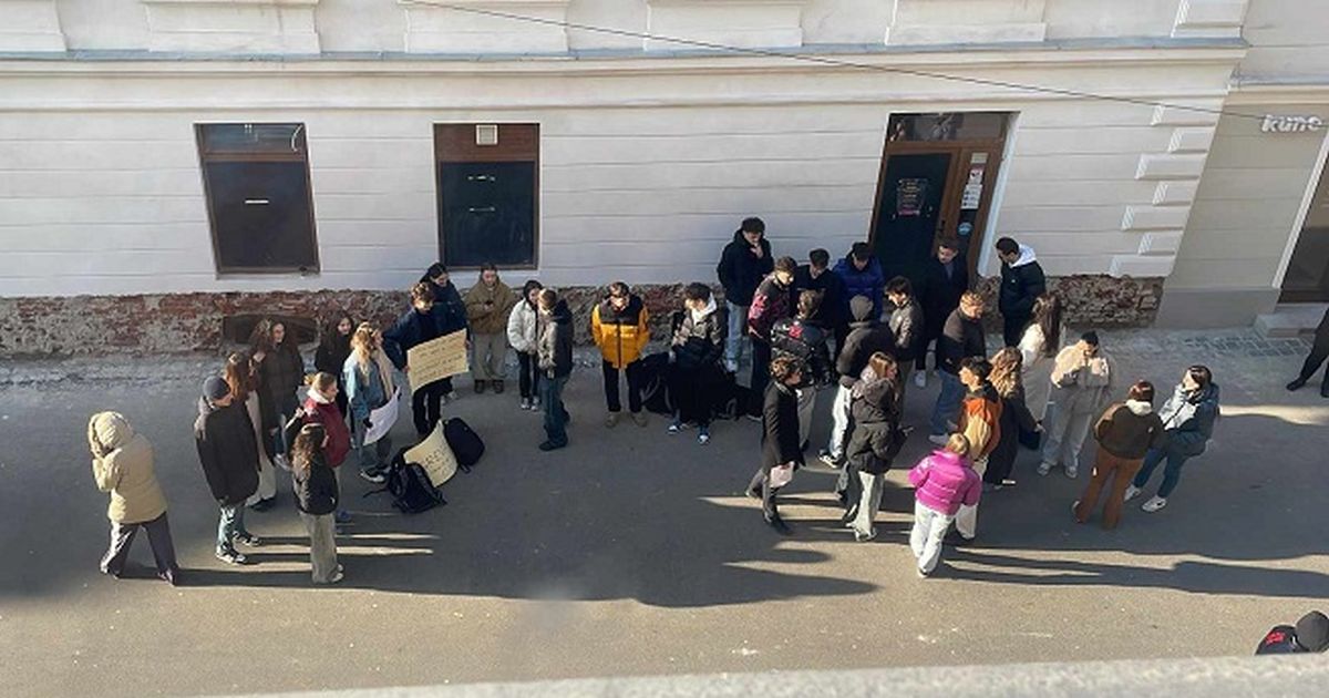 Orele de Romana, inlocuite cu religie si muzica pop. Elevii de la un liceu din Timisoara au refuzat sa intre la ore