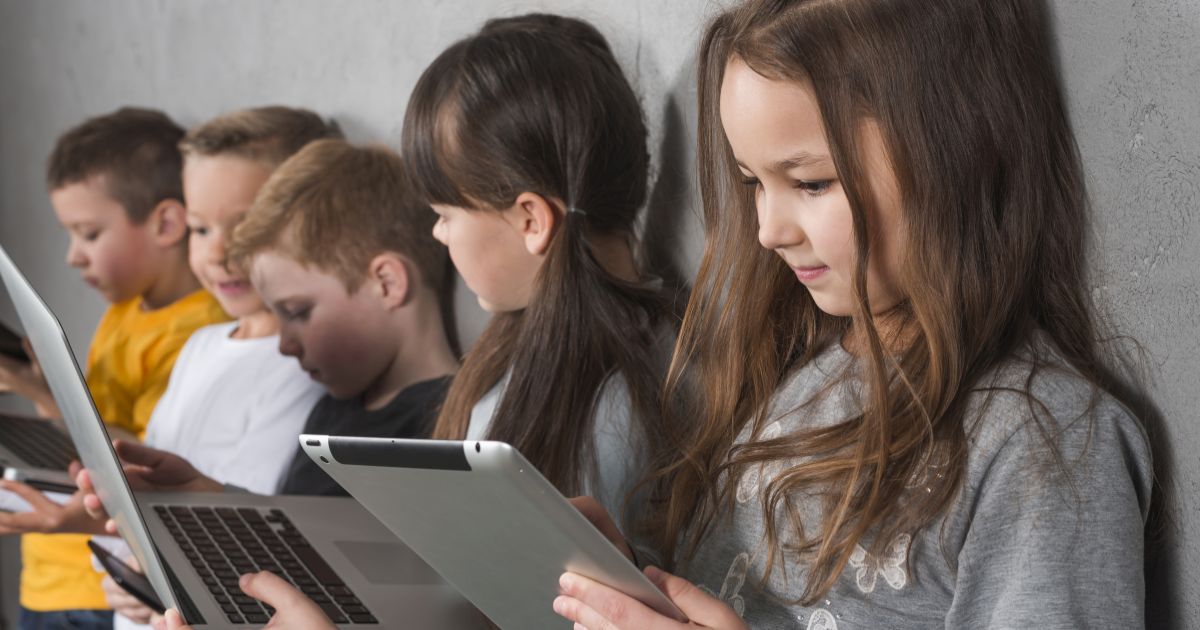 CNA cere introducerea "Educatiei media" in scoli: 4 din 10 romani cred in teorii ale conspiratiei