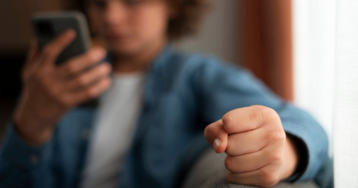 Suntem "Parinti in Era TikTok" - ce putem face sa ne recastigam copiii din fata ecranelor?