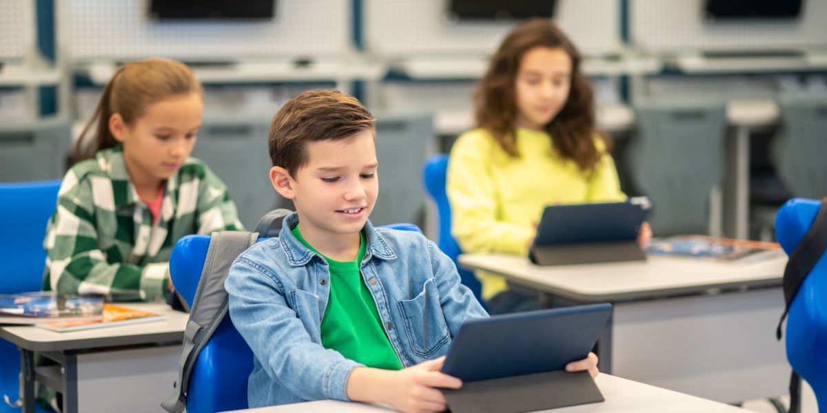 Teme rezolvate cu ChatGPT? Ministerul Educatiei vine cu solutia: un ghid oficial de utilizare a inteligentei artificiale in scoli