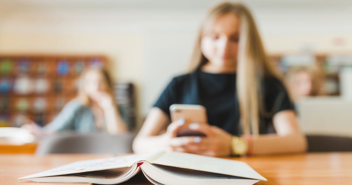 Lege noua in Parlament: Telefoane interzise la scoala si conturi de social media blocate pentru copiii sub 15 ani