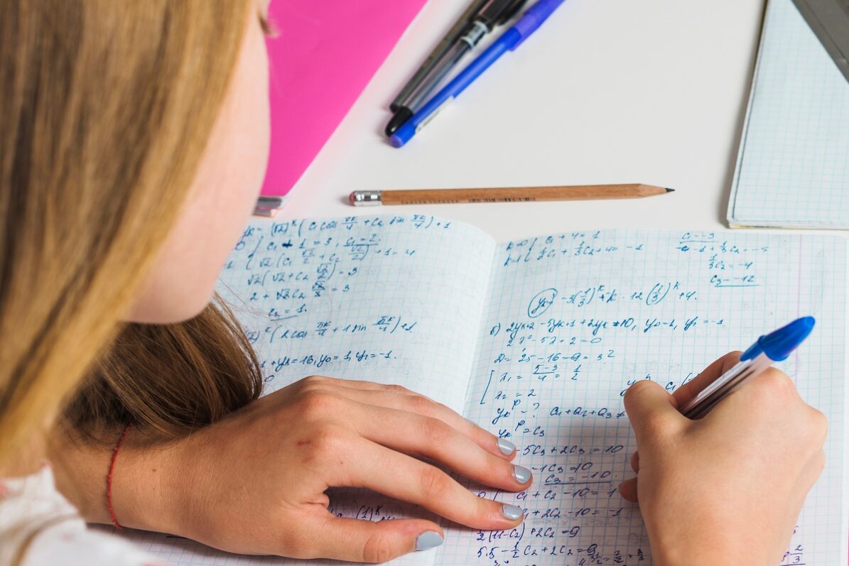 Poza pentru articolul Rezultate Simulare Evaluare Nationala 2026: Cum interpretezi notele si cum alegi liceul potrivit pe baza datelor