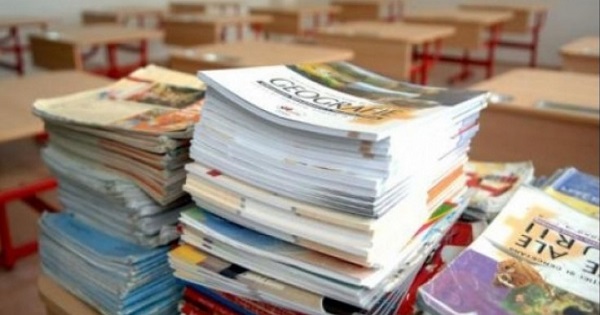Ancheta in cazul manualelor auxiliare neacreditate: "Toti copiii de clasa a IV-a au primit auxiliare neautorizate"