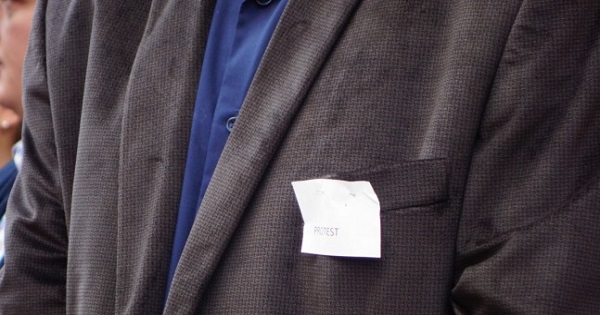 Sute de profesori au purtat ecusoane cu mesajul "protest" in prima zi de scoala: "Ne-am saturat"