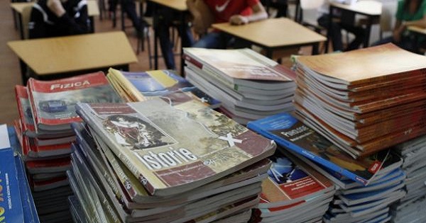 Legea Manualului a fost anuntata. Autorii de manuale vor fi selectati de Ministerul Educatiei