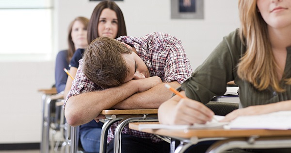 Liceenii raman dupa ore sa dea Bac-ul sau vin mai devreme la scoala. Ministerul Educatiei: Programul probelor de competente la BAC 2025