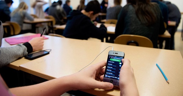 Telefoanele elevilor vor putea fi confiscate daca sunt folosite in timpul orelor. Amendament la Legea Educatiei