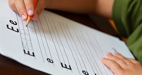 Ministerul Educatiei RESCRIE complet Abecedarul. Manualele actuale de clasa I sunt conforme programei