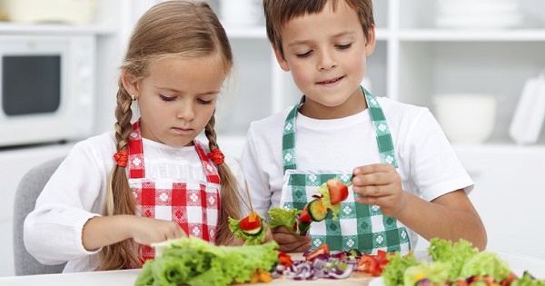 Nutritia, disciplina cu manual propriu. Ateliere de gatit in gradinite si scoli