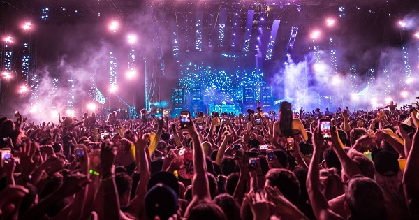 Elevii care iau 10 la BAC intra gratuit la doua mari festivaluri - Untold si Neversea. Toti elevii care promoveaza examenul primesc cupoane de reducere