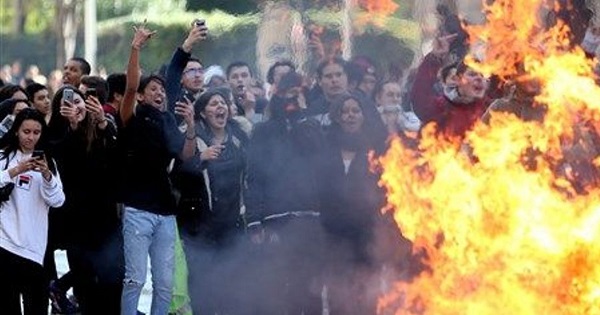 Elevii din Franta ies in strada si blocheaza scolile. Violente si gaze lacrimogene