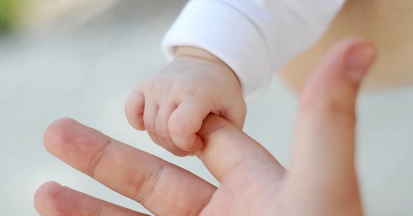 Adoptat in Senat: parintilor li se va face, obligatoriu, instructaj in spital privind schema de vaccinare si transportul auto al copiilor