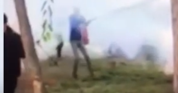 VIDEO. Director de liceu, cercetat disciplinar dupa ce a alungat cu extinctorul elevii care fumau in curtea scolii