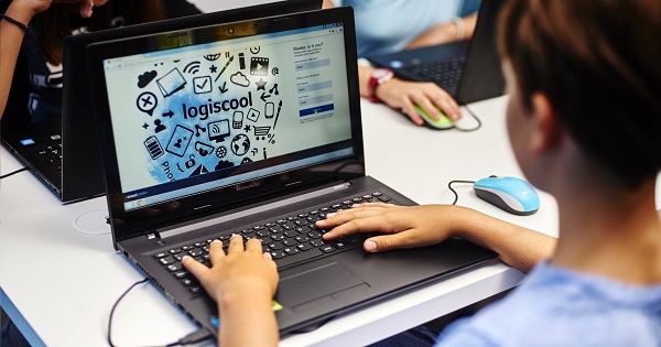 Incep taberele de iarna Logiscool! Copiii invata in vacanta de iarna cum sa programeze jocuri, aplicatii sau roboti