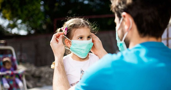 Masca devine obligatorie in apropierea scolilor si gradinitelor. Amenda pentru nerespectare - 2.500 de lei