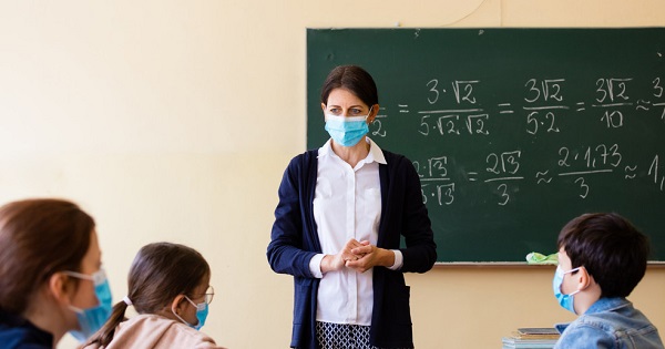 Expertii recomanda: elevii de clasele 0-IV sa vina la scoala. Ghid pentru pandemie, sarbatori si vaccinare anti-COVID-19