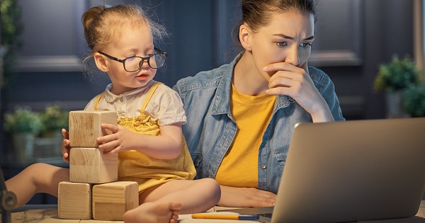 Profesorii care sunt parinti au dreptul la zile libere platite? Mai trebuie sa participe la scoala online? Raspunsul specialistului