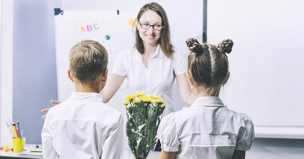 Prescolarii si o parte dintre elevi se intorc la scoala. Clasele a VIII-a si a XII-a revin in banci din 10 mai