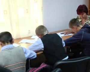 ONG-ul care ii incurajeaza pe elevii saraci sa nu abandoneze scoala