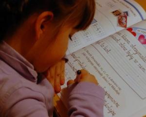 Editorii sustin ca elevii nu vor primi Abecedarele nici in semestrul al doilea. De ce il contrazic pe ministrul Educatiei
