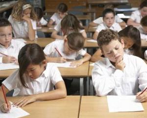 Campanie sociala: cum sunt ajutati elevii nevoiasi in anul scolar 2014-2015
