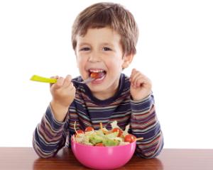 5 alimente complet interzise pentru elevi