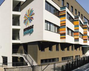 Avenor College ofera 6 burse integrale pentru studiile liceale