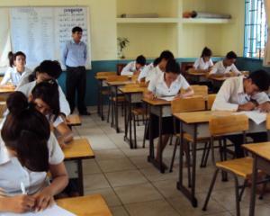 Un profesor fara definitivat ramane incadrat ca profesor debutant? Sau este platit ca profesor fara studii de specialitate?