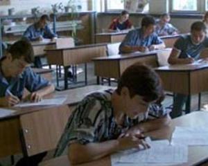 Elevii din Iasi primesc bursa "Bani de liceu"