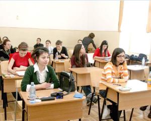 Bursele scolare: mai putine si mai mici