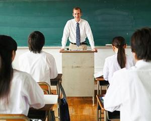 Din 20 august profesorii isi primesc drepturile salariale castigate in instanta