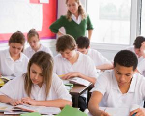 Cifra de scolarizare in scadere in anul scolar 2014-2015, pentru invatamantul gimnazial si liceal