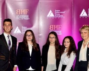 Elevii de la Colegiul de Informatica din Piatra Neamt, premiati pentru un proiect de promovare a judetului prin cicloturism