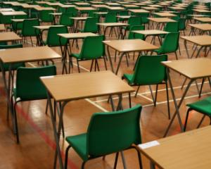 Afaceri de milioane de euro cu concursuri scolare: Asociatia Arhimede si mai multe scoli sunt acuzate de evaziune fiscala