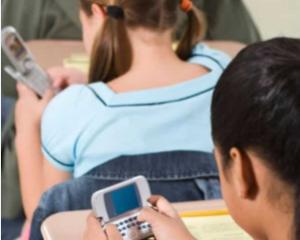 Internetul si televizorul influenteaza negativ copiii. Cat timp petrece zilnic un elev in mediul online