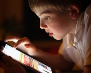Gadgeturile electronice afecteaza somnul si atentia copiilor