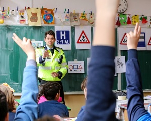 35% dintre copiii de clasa a III-a nu stiu cum arata un politist