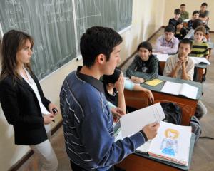 Elevii sunt incurajati sa semnaleze toate initiativele necuvenite din partea angajatilor scolilor