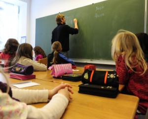 Elevii din invatamantul primar revin luni la cursuri. Structura anului scolar 2015-2016