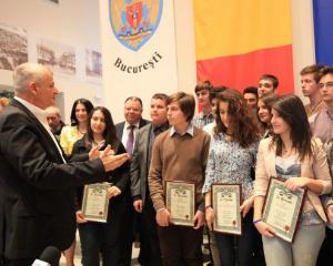 Premii mai mari pentru elevii olimpici din Romania in 2013
