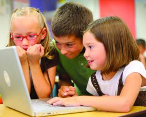 Ministrul Educatiei vrea ca elevii sa stea mai mult la scoala si sa aiba mai putine teme acasa