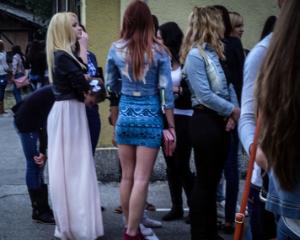 Imaginea scolii romanesti in 2013: tocuri, tigari si chiul in masa