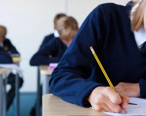 Elevii claselor a VI-a participa la Evaluarea Nationala la Matematica si Stiintele Naturii