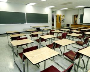 Mai multe unitati de invatamant au dat deja drumul la caldura, din cauza frigului din salile de clasa