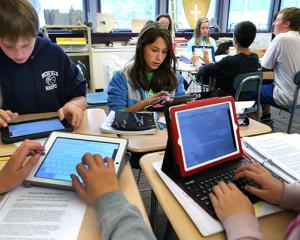Studiu: "Generatia Facebook" sau "Generatia touch-screen"?