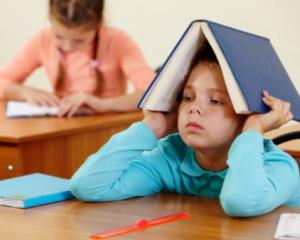 Copiii din Romania au primit somatii pentru plata impozitului pentru alocatiile de stat. Gafa autoritatilor fiscale