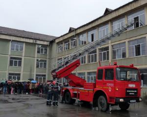 Exercitiile de evacuare in caz de incendiu ar trebui efectute periodic in toate scolile