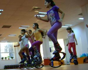Activitati extrascolare: Kangoo Jumps