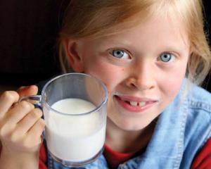Elevii romani ar putea sa ramana fara "Lapte si corn" la scoala. Ce se intampla cu programul gratuit